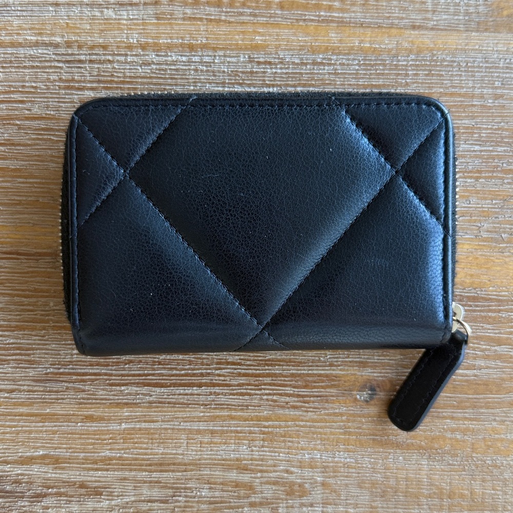 CHANEL 19 Black Quilted Lambskin Zip Wallet - Picture 2 of 9
